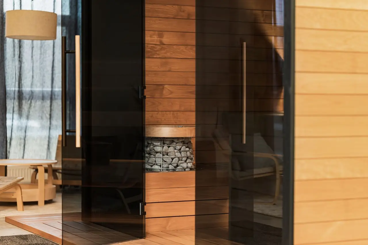 Skandinavisk spa-interiör med glasdörrar