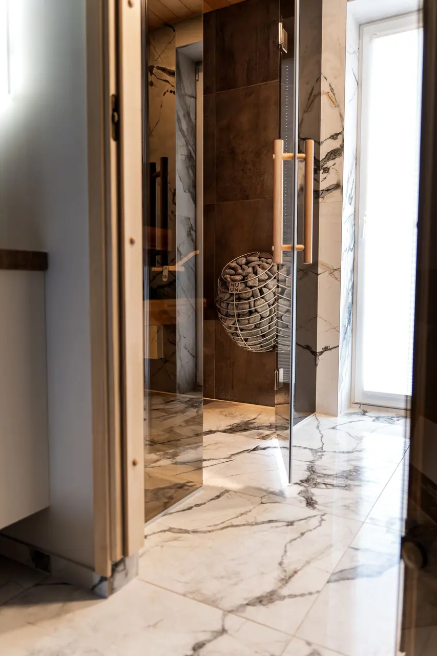 Elegant bastu med marmorgolv