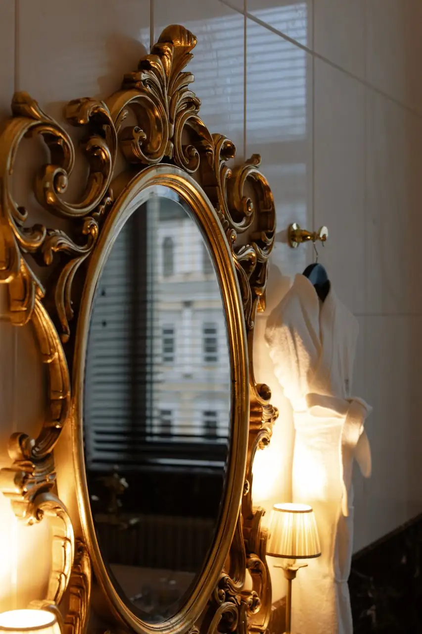 Elegant spegel och belysning
